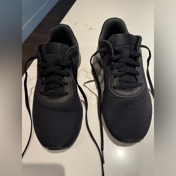 NIKE Running Shoes. Black, Size 5 - Picture 5 of 15